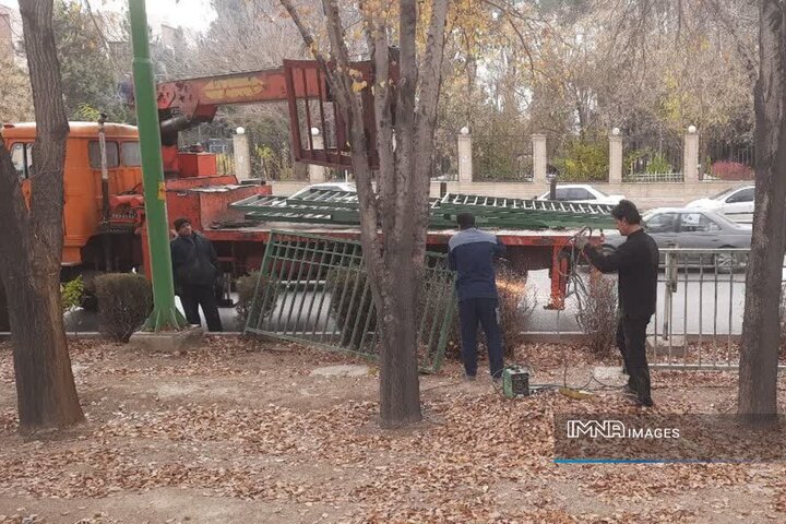 اجرای طرح ایمن‌سازی خیابان سلمان فارسی با نصب نرده‌های حفاظتی روبه‌روی بیمارستان چمران