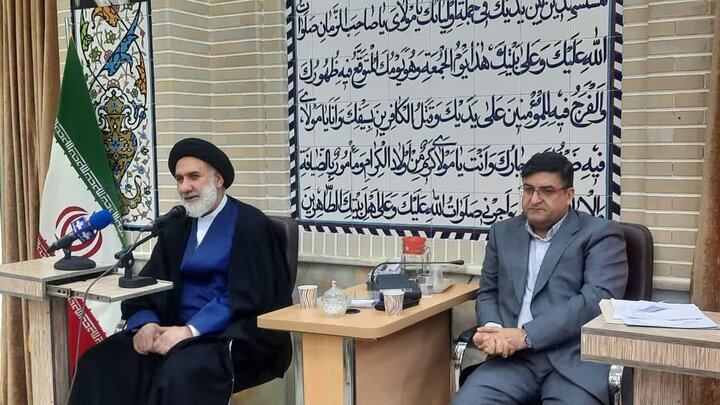 مسئولان مشکلات را برای مردم تبیین و حل کنند