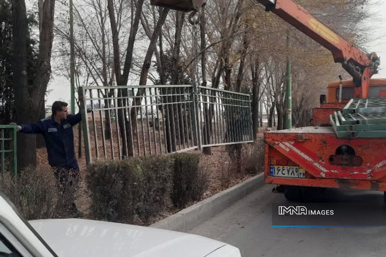 اجرای طرح ایمن‌سازی خیابان سلمان فارسی با نصب نرده‌های حفاظتی روبه‌روی بیمارستان چمران