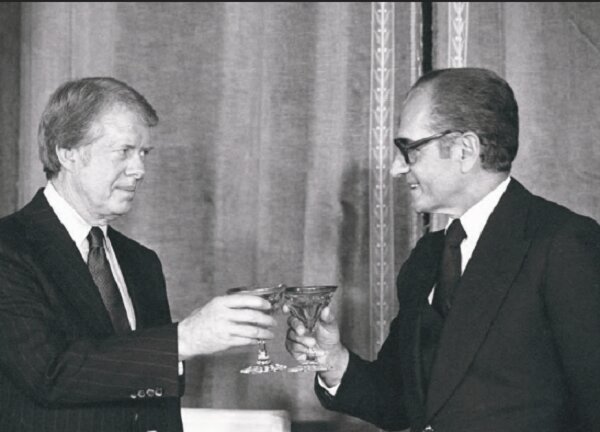 اجازه ساواک دست چه کسی بود؟