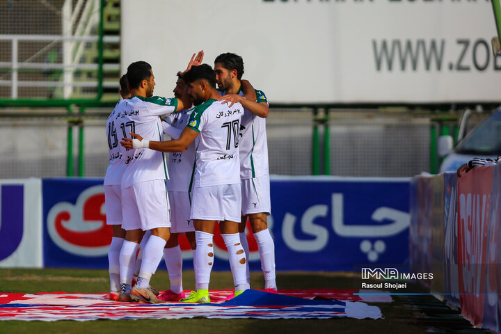 حرکت اعتراضی بازیکنان ذوب‌آهن در میکسدزون + فیلم