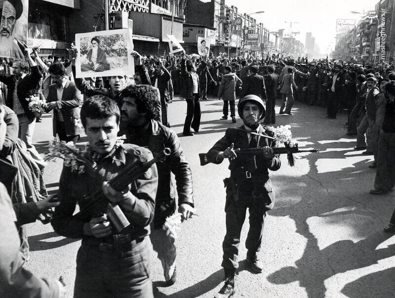 انقلاب اسلامی با اسلحه نیامد؛ با مردم پیروز شد و با مردم ماند