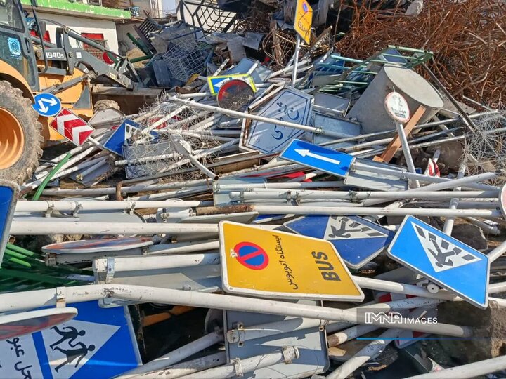 ساماندهی فوری تابلوهای شهری آسیب‌دیده در منطقه ۱۰ اصفهان پس از حوادث اخیر