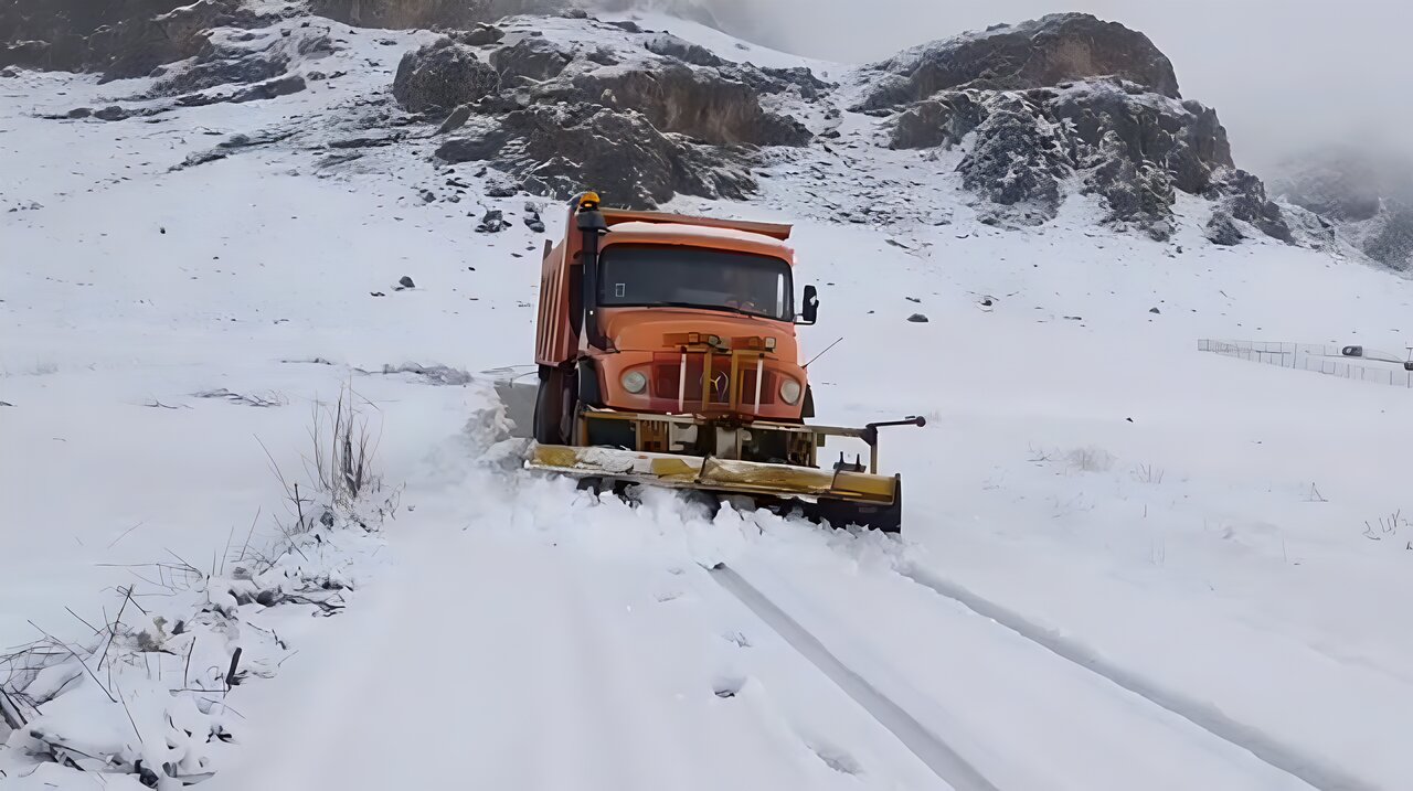 تمامی محورهای اصلی لرستان باز است؛ بازگشایی راه‌های روستایی ادامه دارد