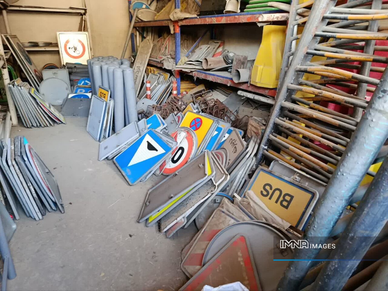 ساماندهی فوری تابلوهای شهری آسیب‌دیده در منطقه ۱۰ اصفهان پس از حوادث اخیر