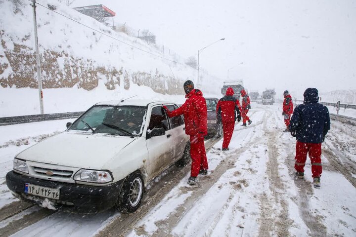 امدادرسانی به ۱۱۳ خودروی گرفتار در برف و کولاک خراسان شمالی
