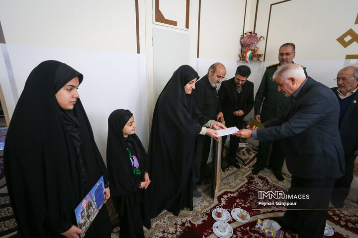 دیدار مدیران شهری اصفهان با خاواده 3 شهید مدافع امنیت