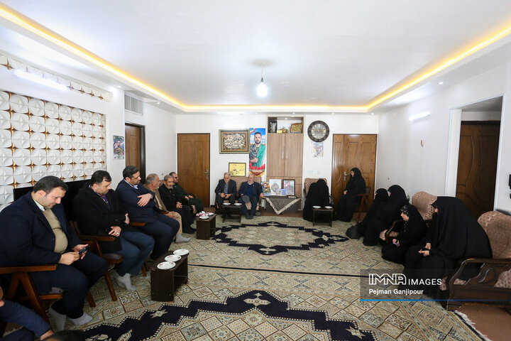 دیدار مدیران شهری اصفهان با خاواده 3 شهید مدافع امنیت