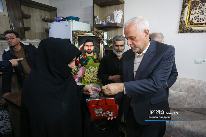 دیدار مدیران شهری اصفهان با خاواده 3 شهید مدافع امنیت