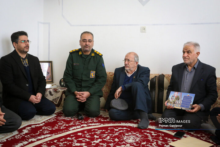 دیدار مدیران شهری اصفهان با خاواده 3 شهید مدافع امنیت