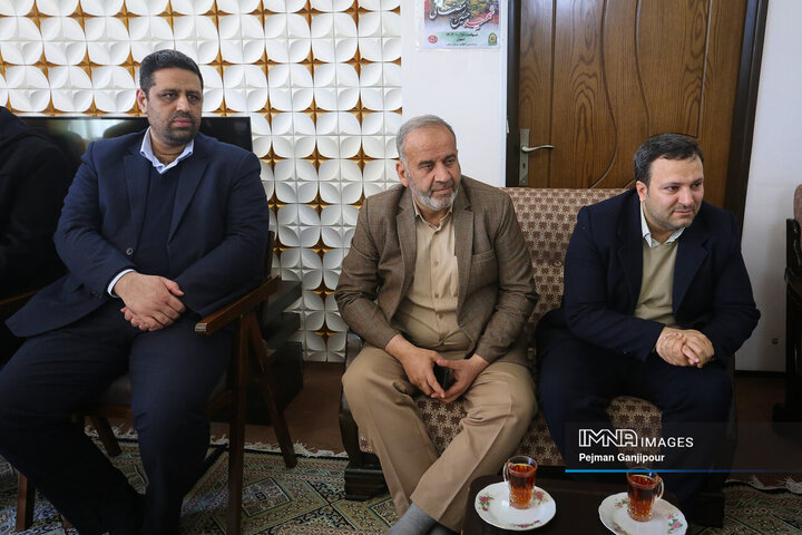 دیدار مدیران شهری اصفهان با خاواده 3 شهید مدافع امنیت