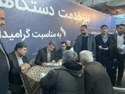 استاندار اصفهان پای درد دل مردم در مصلی؛ میز خدمت دهه فجر شلوغ‌تر از همیشه