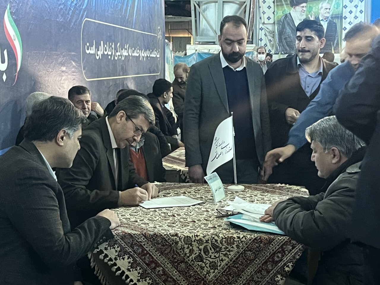 استاندار اصفهان پای درد دل مردم در مصلی؛ میز خدمت دهه فجر شلوغ‌تر از همیشه