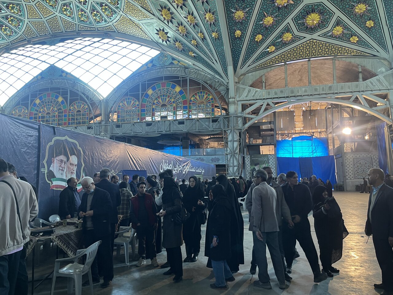 استاندار اصفهان پای درد دل مردم در مصلی؛ میز خدمت دهه فجر شلوغتر از همیشه