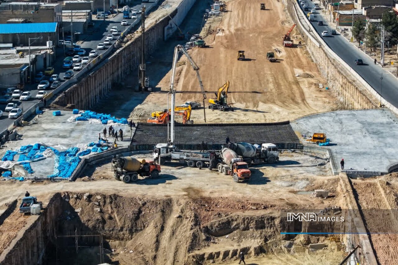 بتن‌ریزی آخرین پل پروژه بزرگراه شهید آیت‌الله رئیسی به پایان رسید + فیلم