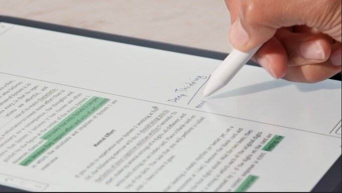 تبلت E‑Ink رنگی آمازون با ویژگیهای هوش مصنوعی و عمر باتری چشمگیر