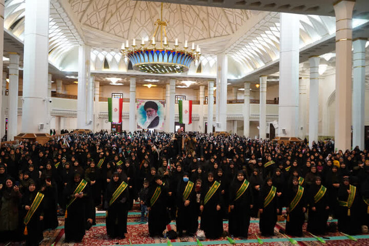 فیلم| میثاق انقلابی، دومین آیین و اجتماع بزرگ بانوان مدافع ولایت در حرم شاهچراغ (ع)