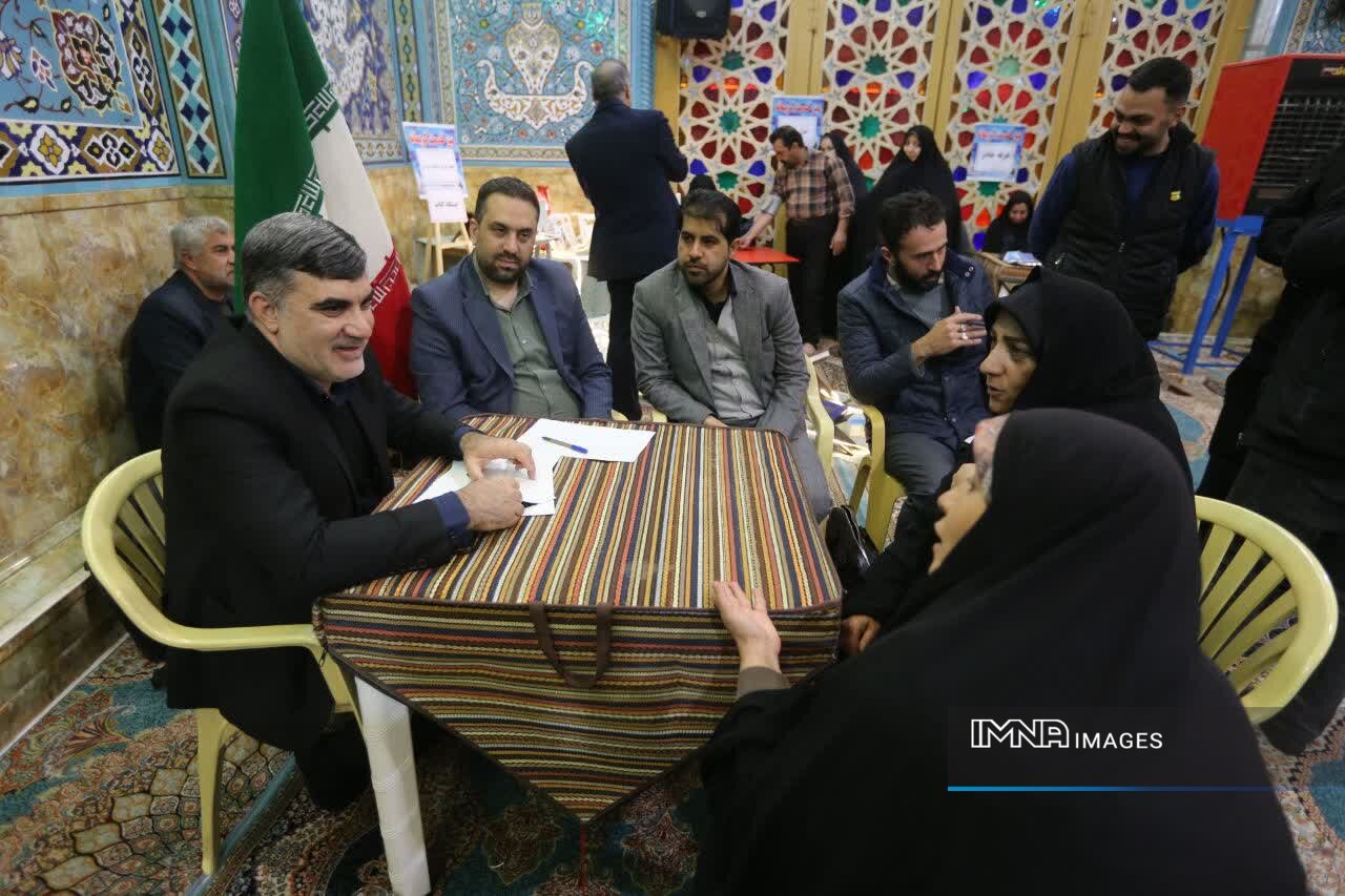 برپایی میز خدمت در خوراسگان/ «کارزار خدمت» ادامه دارد