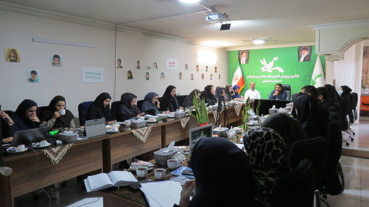 حقیقت انقلاب اسلامی را با زبان فرهنگ، هنر و اندیشه برای نسل جدید تبیین کنیم