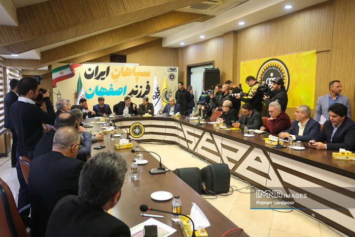 بازدید وزیر ورزش و جوانان از ورزشگاه نقش جهان