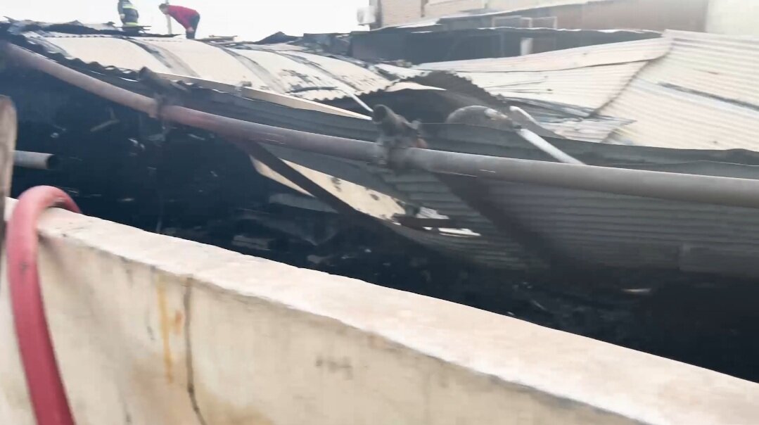 انبار لوازم خانگی در خیابان عبدالرزاق طعمه حریق شد + فیلم