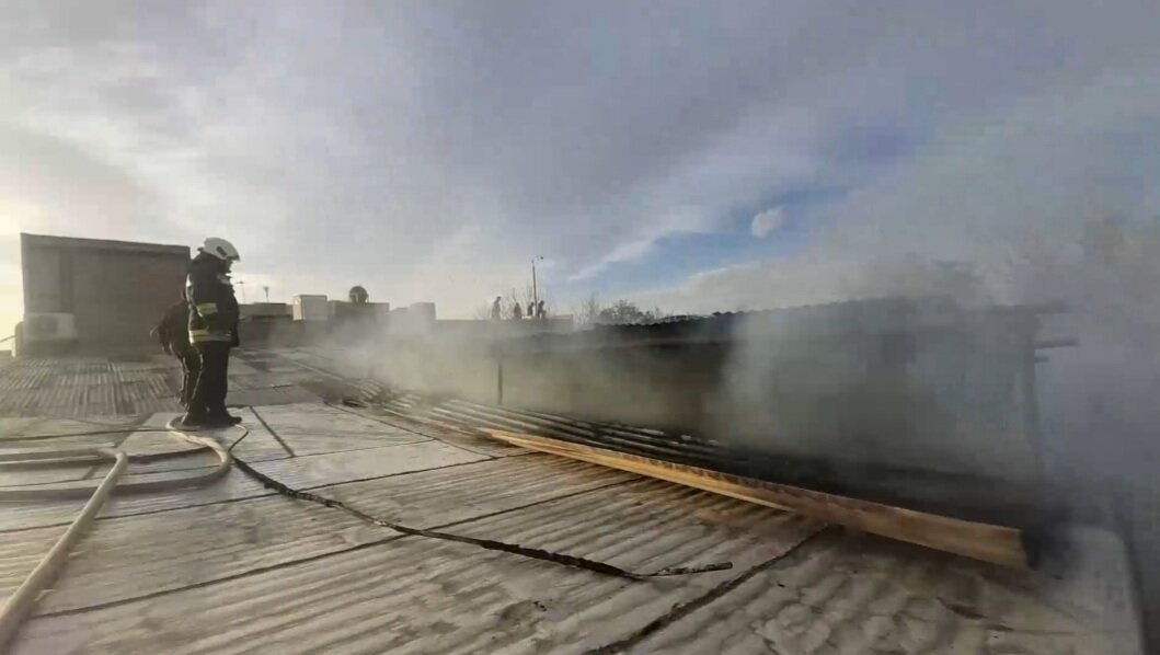 انبار لوازم خانگی در خیابان عبدالرزاق طعمه حریق شد + فیلم