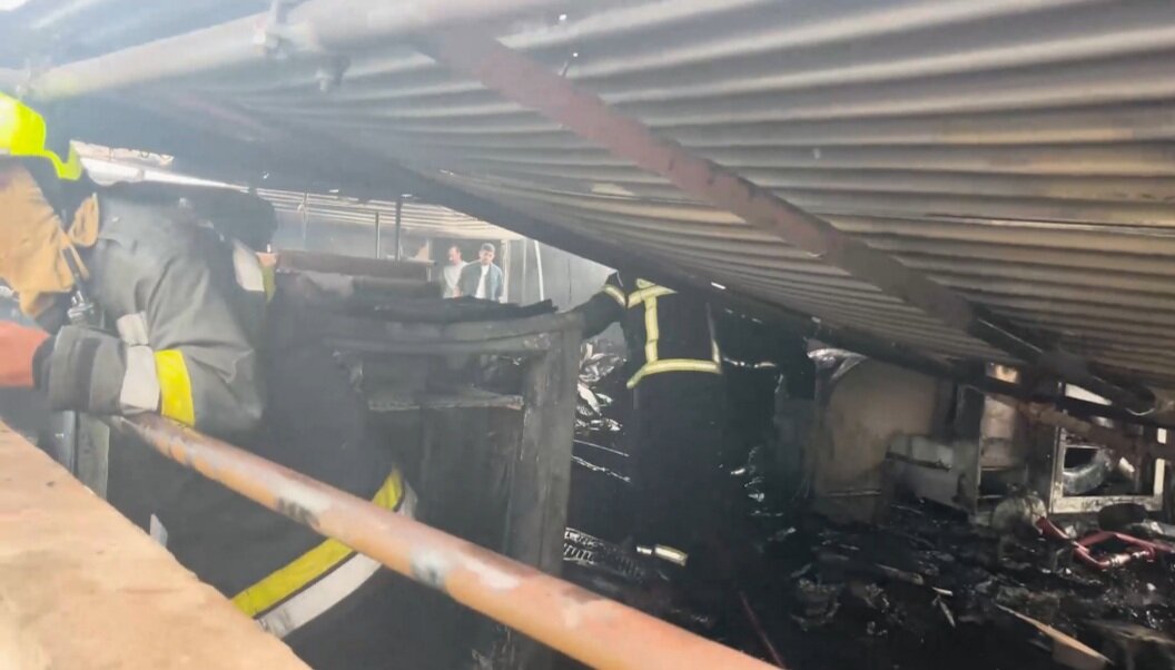 مهار حریق در انبار لوازم خانگی خیابان عبدالرزاق اصفهان / معابر اصلی برای تردد باز است