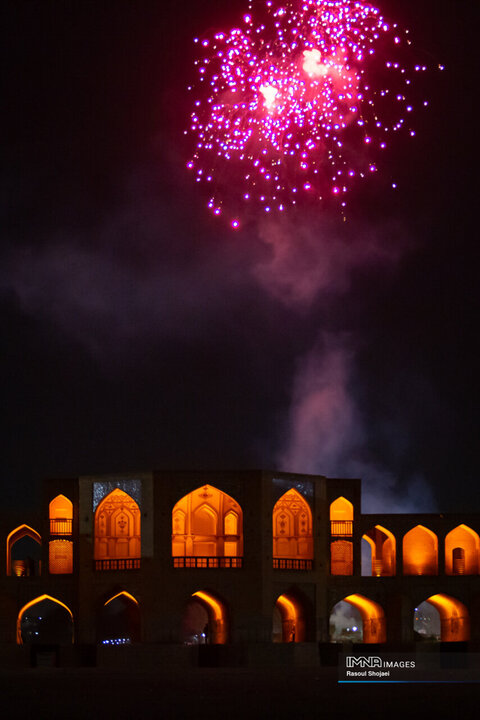 نورافشانی شب ۲۲ بهمن در پل خواجو