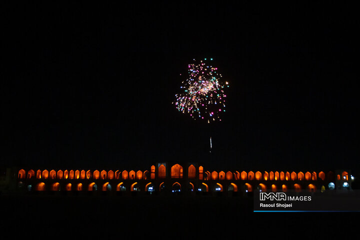نورافشانی شب ۲۲ بهمن در پل خواجو