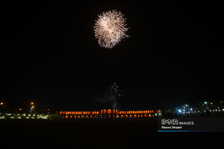 نورافشانی شب ۲۲ بهمن در پل خواجو