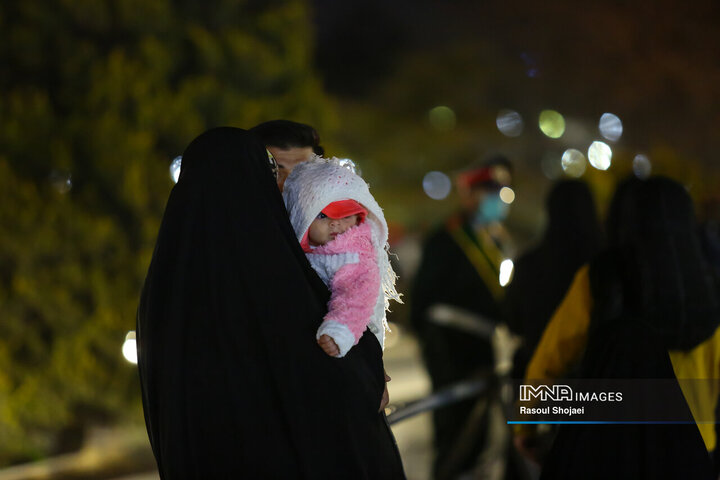 نورافشانی شب ۲۲ بهمن در پل خواجو