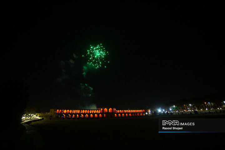 نورافشانی شب ۲۲ بهمن در پل خواجو