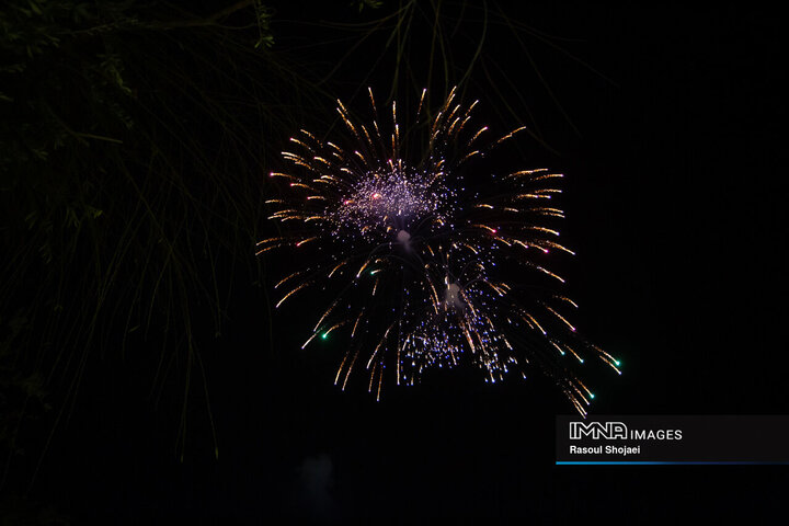 نورافشانی شب ۲۲ بهمن در پل خواجو