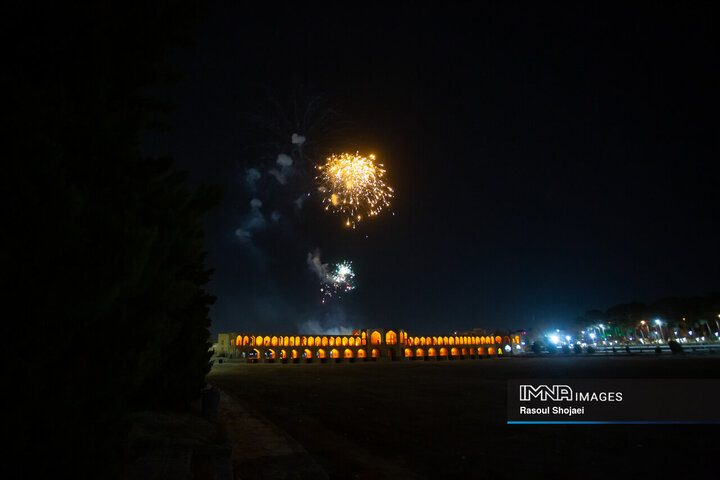 نورافشانی شب ۲۲ بهمن در پل خواجو