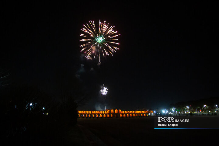نورافشانی شب ۲۲ بهمن در پل خواجو