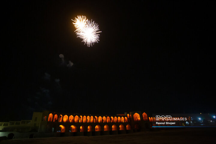 نورافشانی شب ۲۲ بهمن در پل خواجو