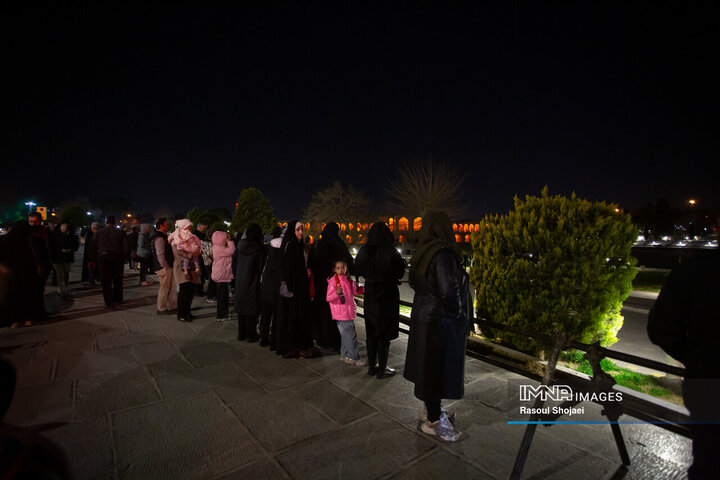 نورافشانی شب ۲۲ بهمن در پل خواجو