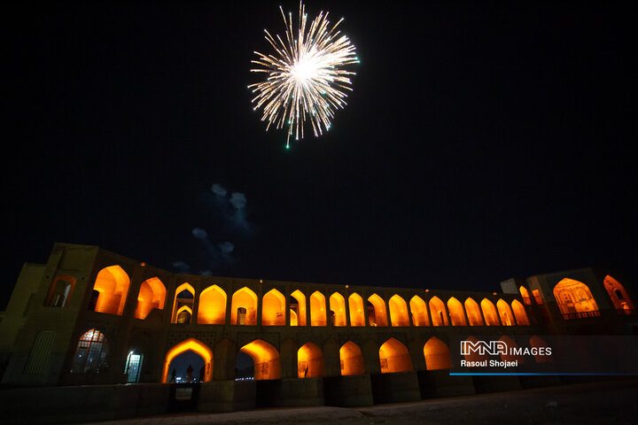 نورافشانی شب ۲۲ بهمن در پل خواجو