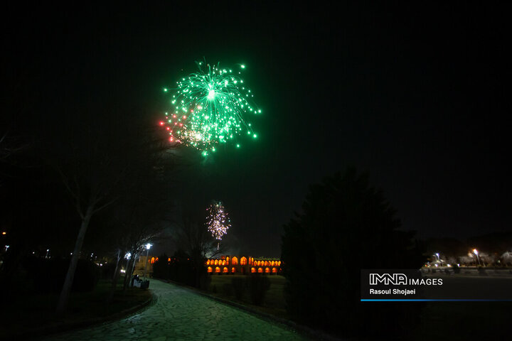 نورافشانی شب ۲۲ بهمن در پل خواجو