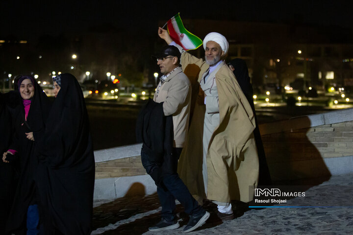 نورافشانی شب ۲۲ بهمن در پل خواجو