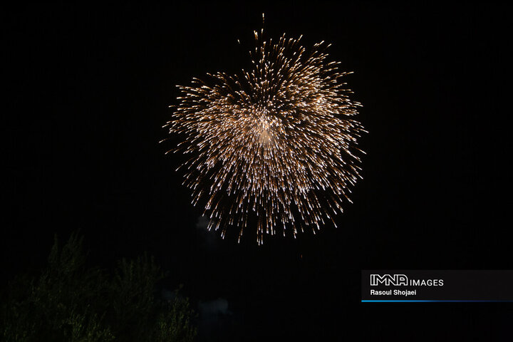 نورافشانی شب ۲۲ بهمن در پل خواجو