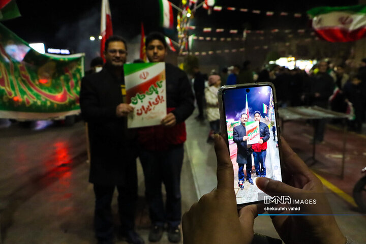 نورافشانی شب ۲۲ بهمن در میدان امام حسین(ع)