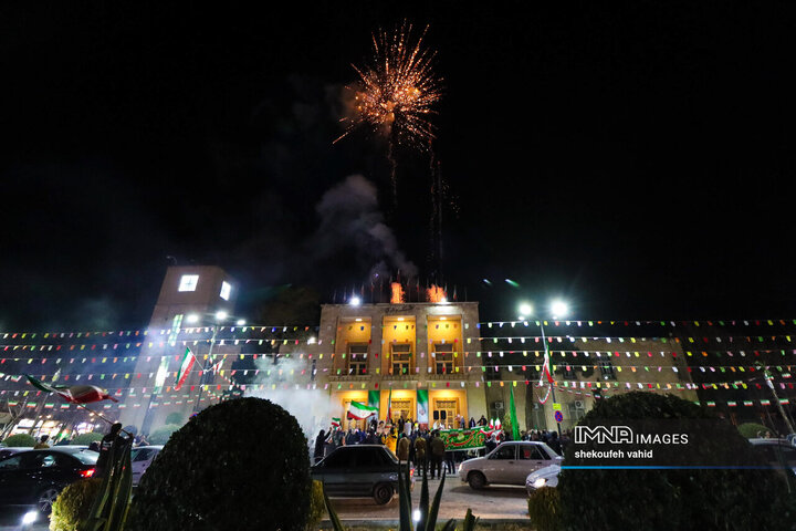 نورافشانی شب ۲۲ بهمن در میدان امام حسین(ع)