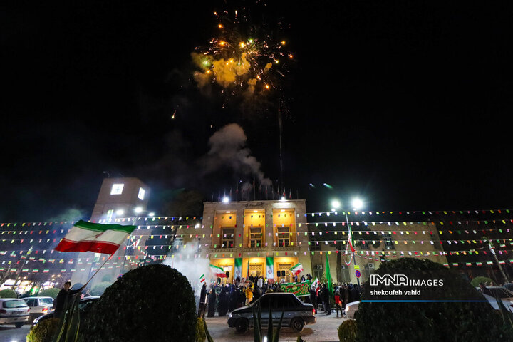 نورافشانی شب ۲۲ بهمن در میدان امام حسین(ع)