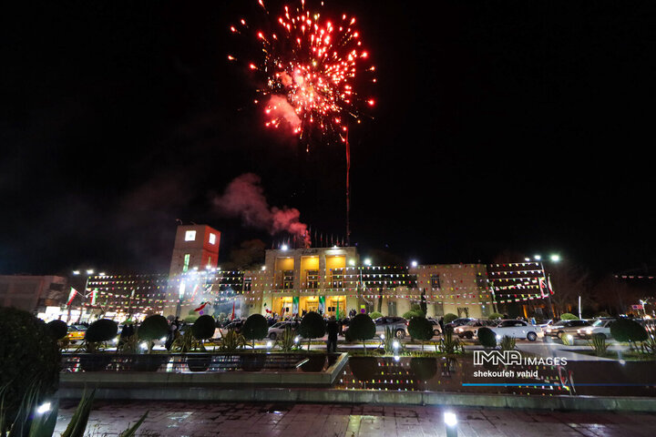 نورافشانی شب ۲۲ بهمن در میدان امام حسین(ع)