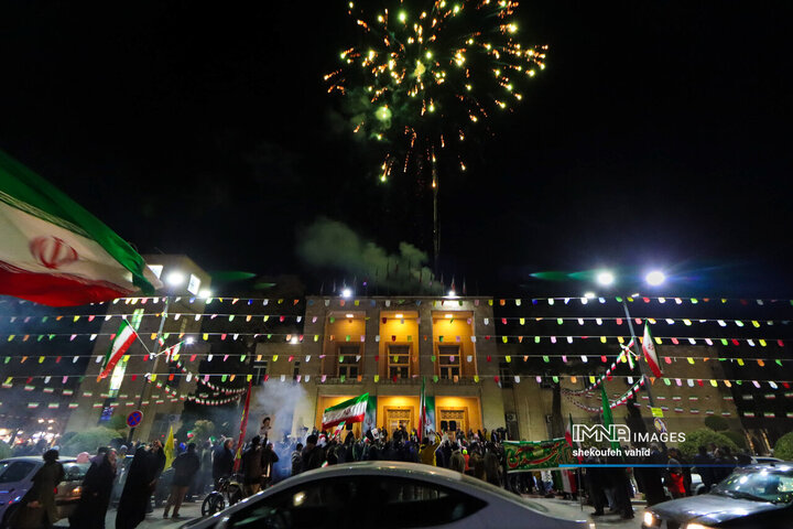 نورافشانی شب ۲۲ بهمن در میدان امام حسین(ع)