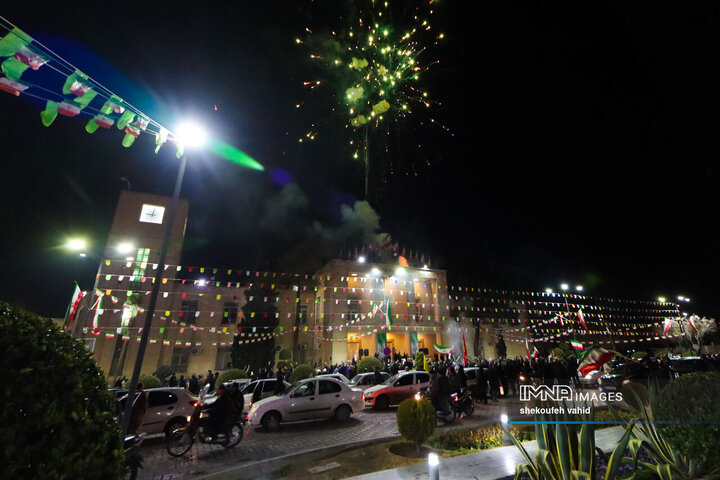 نورافشانی شب ۲۲ بهمن در میدان امام حسین(ع)