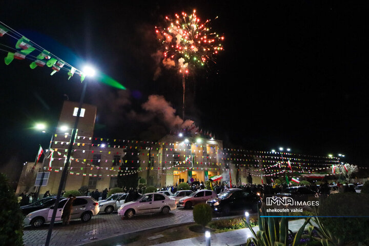 نورافشانی شب ۲۲ بهمن در میدان امام حسین(ع)