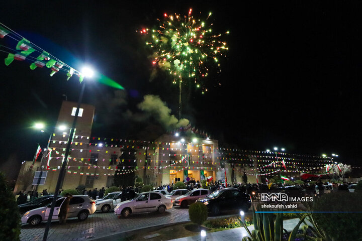 نورافشانی شب ۲۲ بهمن در میدان امام حسین(ع)