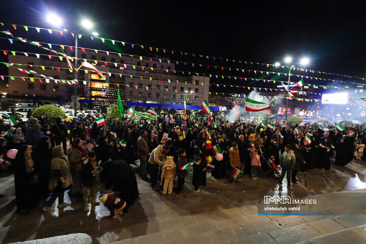 نورافشانی شب ۲۲ بهمن در میدان امام حسین(ع)